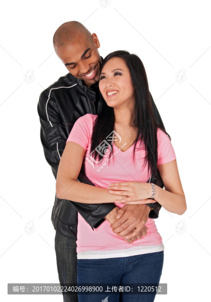 年輕夫婦擁抱微笑