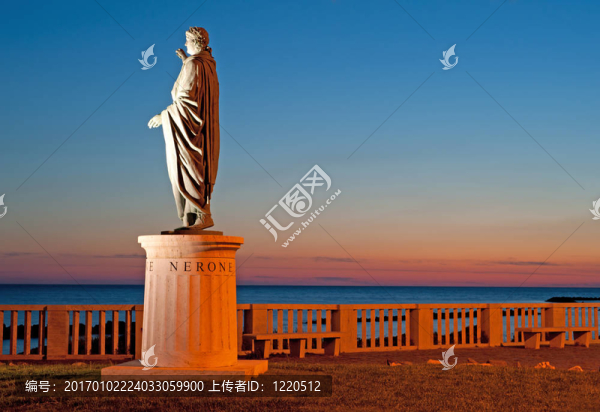 內(nèi)羅內(nèi)雕像夜景
