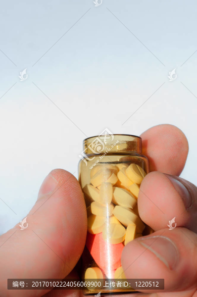 手持藥瓶裝滿藥丸