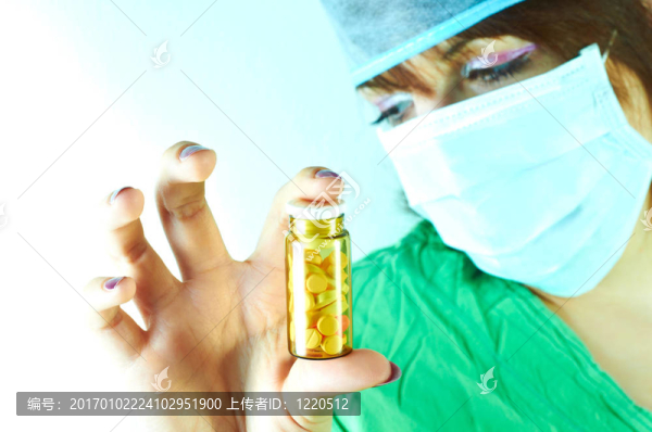 醫(yī)生手里拿著一瓶藥丸