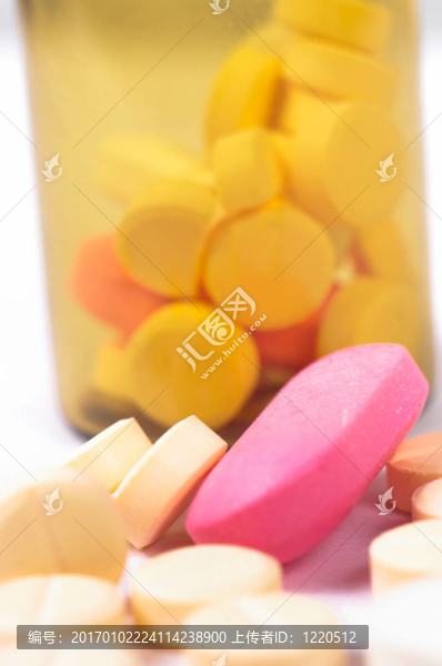 一瓶白色隔離的背景藥