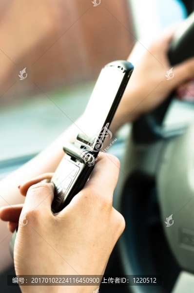 手上的手機操作系統(tǒng)，一個女人開車