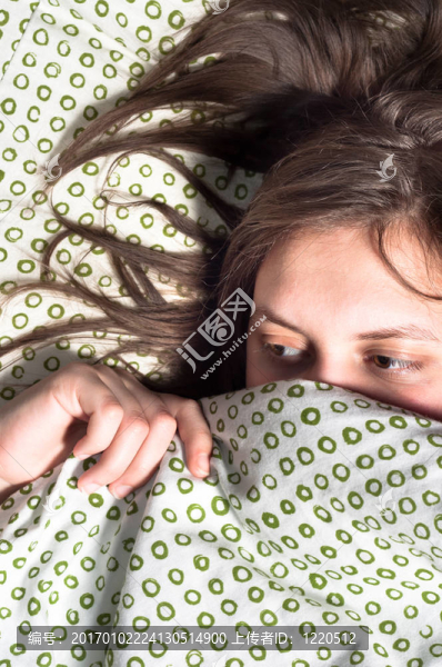 女孩害怕毯子下的東西