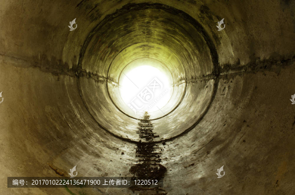 通向光的工業(yè)隧道
