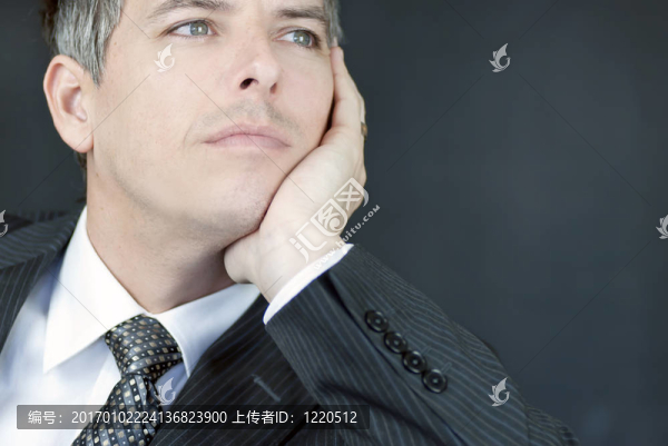 自信的商人注視鏡頭