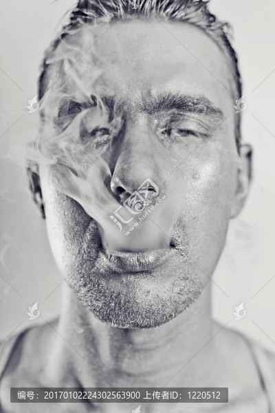 人在抽煙的銀色化裝