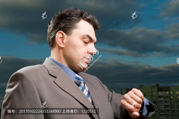 黃昏天空中的人