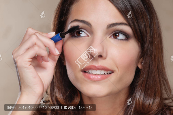 睫毛膏上涂睫毛膏的女人