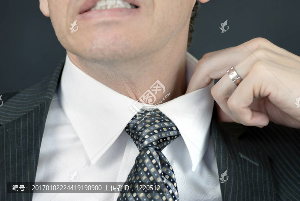 不舒服商人調(diào)整衣領(lǐng)
