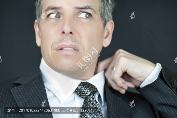 擔(dān)心商人調(diào)整衣領(lǐng)