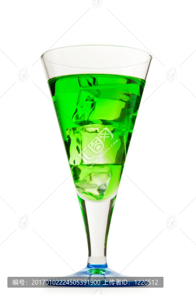 帶冰玻璃杯的彩色雞尾酒
