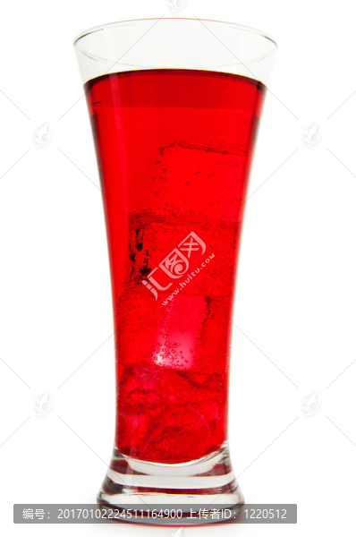帶冰玻璃杯的彩色雞尾酒