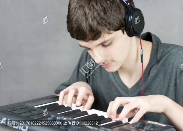 聚焦青少年玩鍵盤