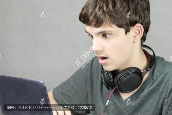 青少年看電腦在休克