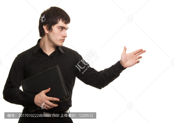 穿著襯衫的嚴肅男人
