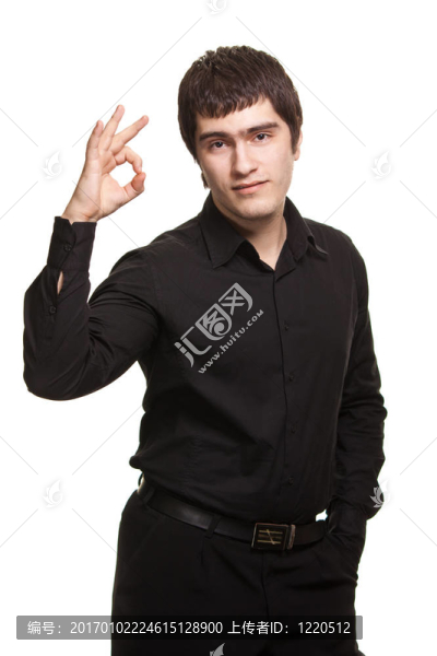 在黑色的襯衫打著OK的手勢(shì)的年輕男子的肖像