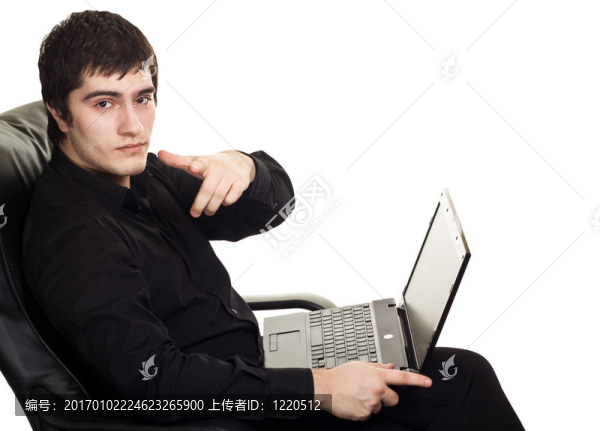 年輕人；坐在筆記本電腦的椅子上。