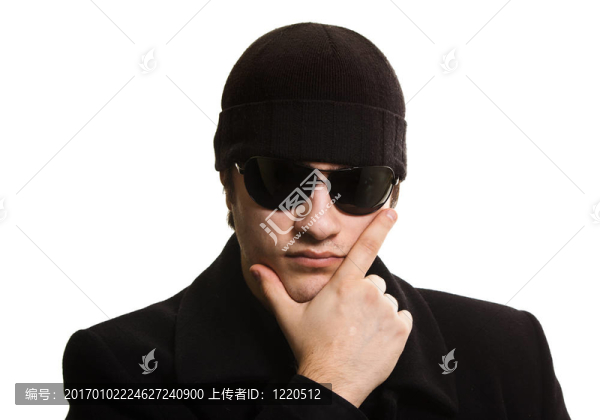 自信男子穿黑外套和墨鏡