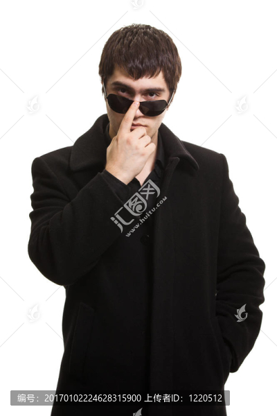自信男子穿黑外套和墨鏡