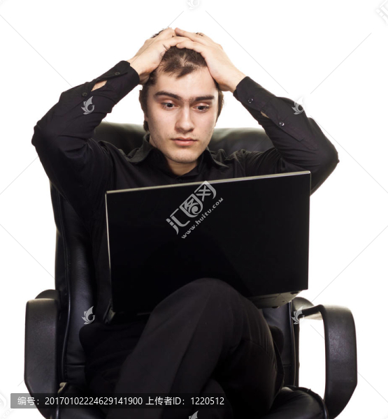 年輕人；坐在筆記本電腦的椅子上。孤立在白色背景