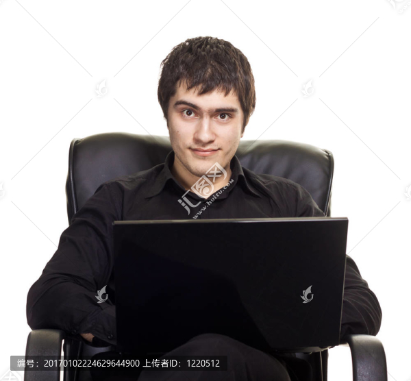 年輕人；坐在筆記本電腦的椅子上。