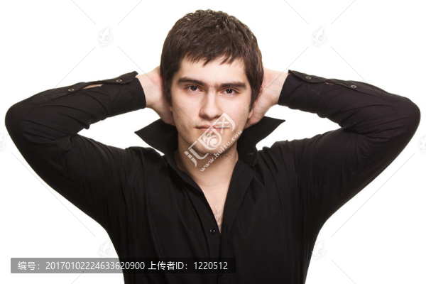 穿著白色背景的黑襯衫的年輕男子