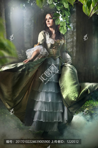 美麗的黑發(fā)美女在森林中的傳統(tǒng)服飾