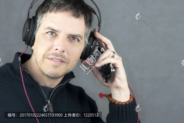 男人調(diào)整耳機(jī)