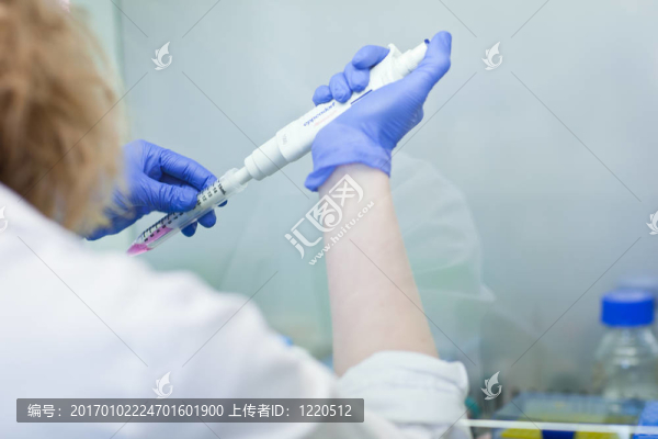 一位女研究員在實(shí)驗(yàn)室做研究的畫像