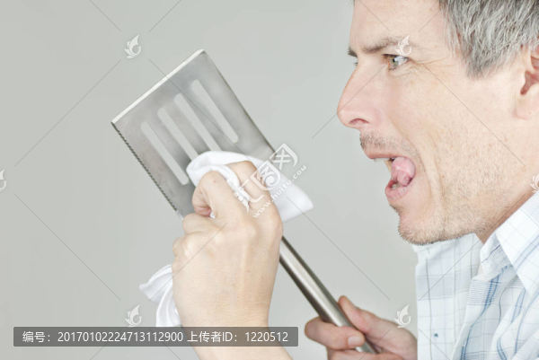 男人擦亮燒烤鏟