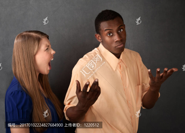 憤怒的女人被男人