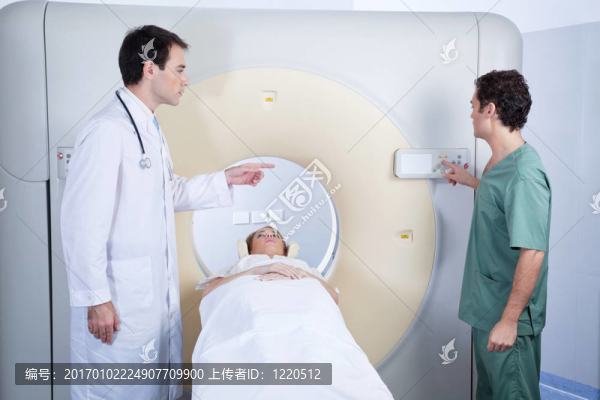 通過MRI掃描的病人