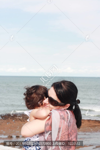 母親抱著她的孩子在海上