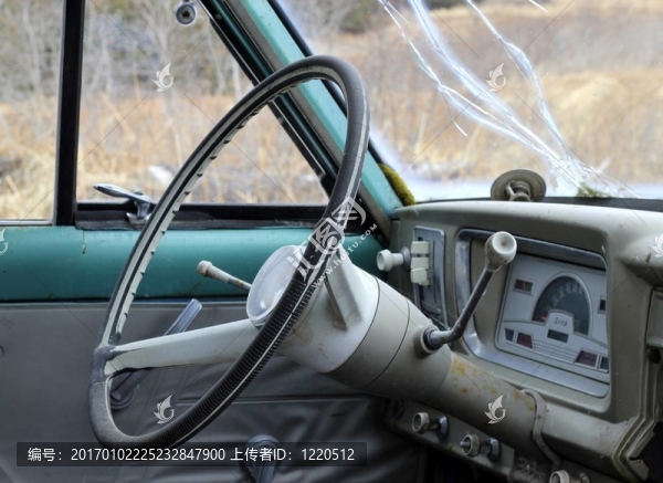 在老式車內(nèi)