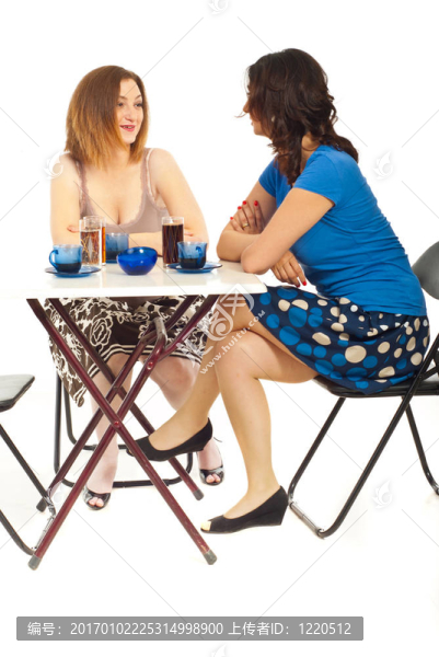 兩個(gè)女人在咖啡上交談