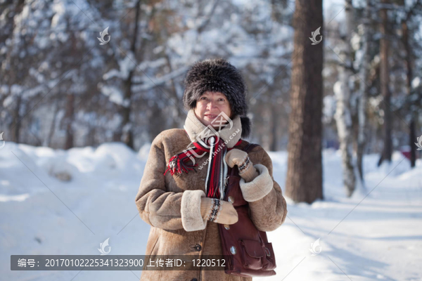 冬日公園的女人