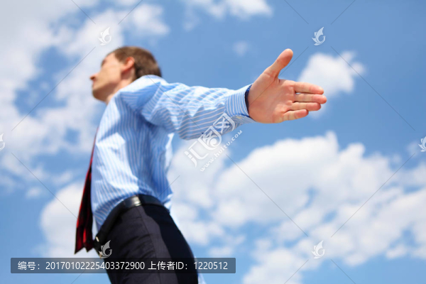 穿著藍(lán)色襯衫和紅色領(lǐng)帶的年輕商人
