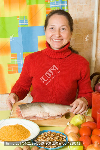 女人正在煮紅魚(yú)