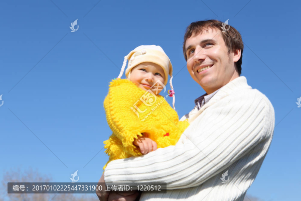 春天公園里的小女孩和爸爸在一起