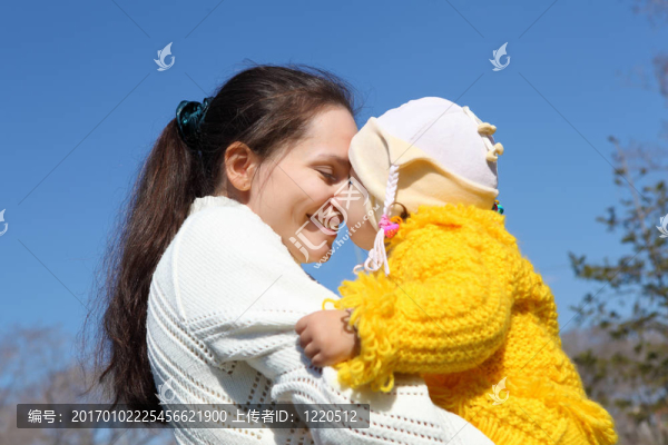 春天公園里的小女孩和媽媽在一起