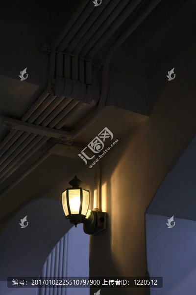 昏暗的燈光