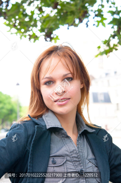 微笑迷人的年輕女子