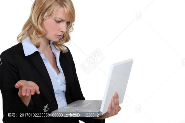 在電腦上提問的女性