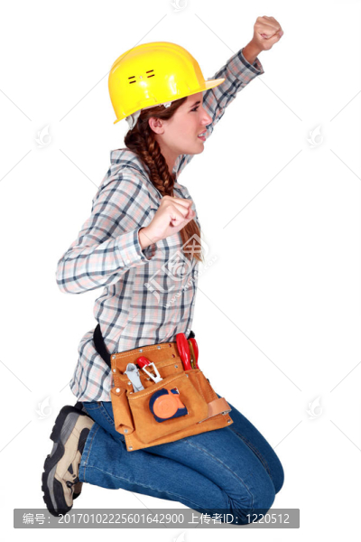 女跪在地上，握緊拳頭