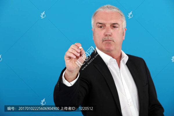 老師打算用粉筆在黑板上寫字