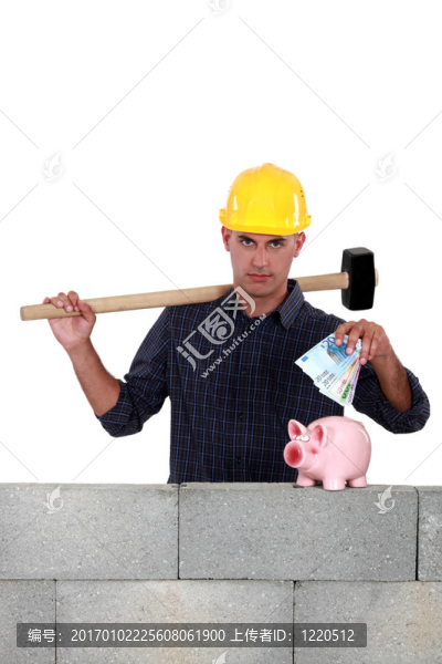 建筑工人把錢投入存錢罐
