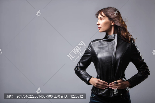 穿皮夾克的女人