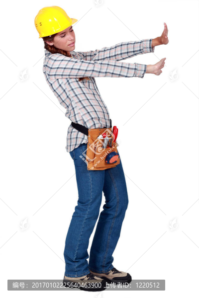 女店主推著一堵無(wú)形的墻