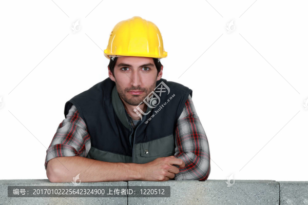 梅森倚著墻