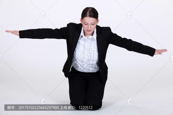跪在地上伸展雙臂的女商人